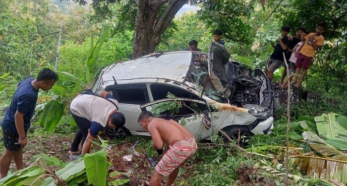 Kondisi mobil WNA rusia yang jatuh ke jurang sedalam 25 meter di Desa Tigawasa, Senin (16/1/2023). (IST)