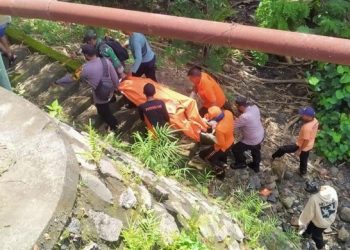 Petugas gabungan melakukan evakuasi jenazah laki-laki yang ditemukan terdampar di pantai belakang Pura Luhu Srijong, Desa Antap, Kecamatan Selemadeg, Rabu (4/1/2023). (IST)