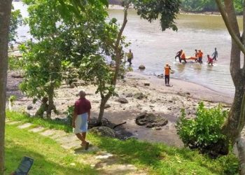 Petugas gabungan melakukan evakuasi jenazah laki-laki yang ditemukan terdampar di pantai belakang Pura Luhu Srijong, Desa Antap, Kecamatan Selemadeg, pada Rabu (4/1/2023). (IST)