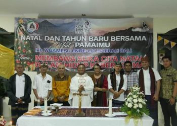 Ketua Umum Wuamesu Bali berpose bersama Pastor Alfons, Pengurus dan Penasehat unit Pamaimu.