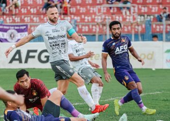 Ilija Spasojevic (tengah) mencetak gol saat injury time menyelamatkan Bali United dari kekalahan. (IST)