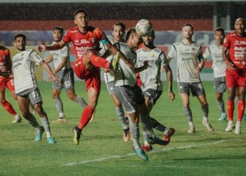 Laga Bali United (kostum merah) versus Persib Bandung yang berakhir imbang 1-1, Jumat (10/2/2023). (IST)