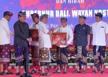 Gubernur Bali Wayan Koster saat menyerahkan Bantuan Keuangan Khusus pada Pemkab Gianyar di Gianyar, Jumat (10/2/2023). (IST)