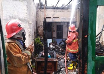 Damkartan Karangasem saat melakukan pemadaman kebakaran gudang milik I Nengah Mider di Desa Bugbug, Kamis (23/2/2023). (IST)