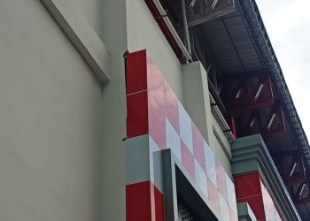 Kondisi tribun stadion I Gusti Ketut Jelantik, Karangasem, Senin (27/2/2023) yang baru sebulan diresmikan kini retak-retak. (I Wayan Selamat Juniasa)