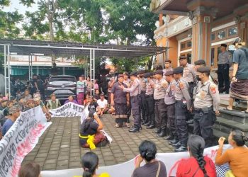 Krama Desa Adat Banyuasri mendatangi kantor MDA Kabupaten Buleleng untuk menyampaikan aspirasi, Kamis (2/3/2023). (Made Wijaya Kusuma)