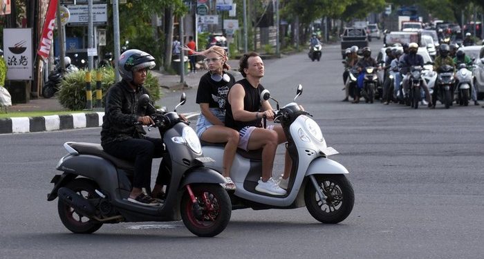 Sejumlah turis asing mengendarai sepeda motor tanpa mengenakan helm di Jalan Sunset Road, Kuta, Badung, Bali, belum lama ini. (ANTARA FOTO/Nyoman Hendra Wibowo)