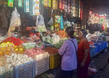 Pembeli saat berbelanja kebutuhan pokok di Pasar Umum Negara, Jumat (10/3/2023). (I Putu Adi Budiastrawan/detikBali).