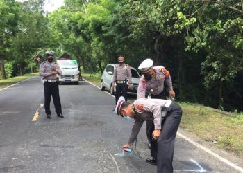 Satlantas Polres Jembrana memetakan jalan lubang di jalur Denpasar-Gilimanuk wilayah Jembrana, Rabu (1/3/2023). (IST)