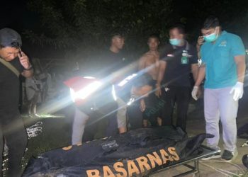 Jasad Abhishek Bhatia dievakuasi tim gabungan Basarnas Bali ke atas tebing Broken Beach, Klungkung, Bali, Sabtu (4/3/2023) malam. (IST)
