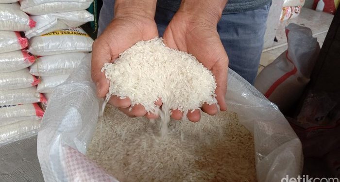 Seroang warga Manggarai, NTT, tertipus Rp 22,5 juta karena tergiur membeli beras murah lewat media sosial. (Sudedi Rasmadi/detikJabar)