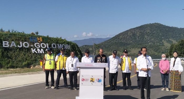 Presiden Jokowi meresmikan ruas jalan Labuan Bajo-Golo Mori di Manggarai Barat, NTT, Selasa (14/3/2023). (Ambrosius Ardin/detikBali)