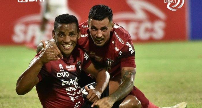 Gol Eber Bessa (kiri) menit 17 tak cukup untuk memenangkan Bali United versus Madura United. Pertandingan berakhir imbang 1-1.